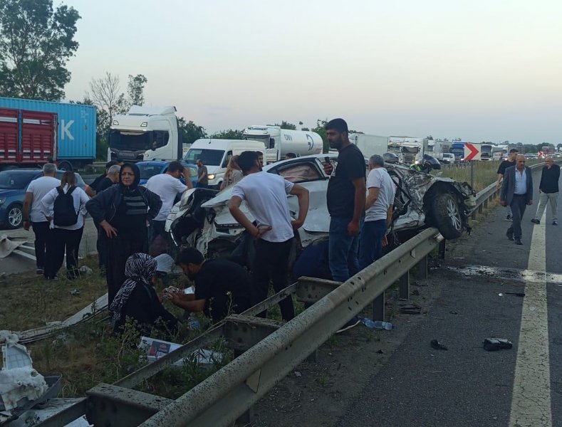 HALI YÜKLÜ TIR İLE  OTOMOBİL ÇARPIŞTI - 2