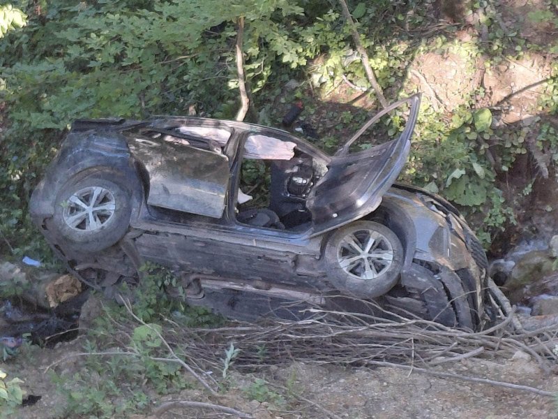 OTOMOBİL UÇURUMA YUVARLANDI: 1 YARALI - 3