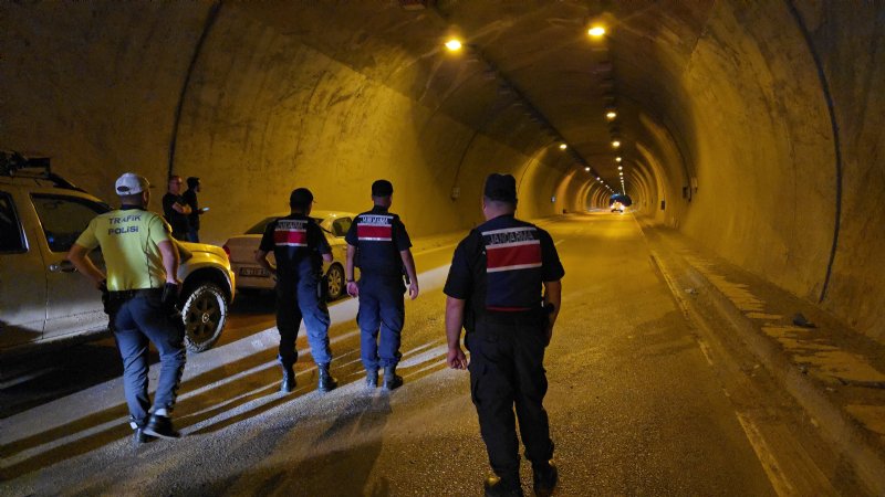 Otomobilin çarptığı ayı tüneli birbirine kattı  - 6
