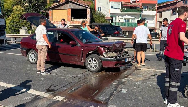 YAYALARA YOL VERDİ  OTOMOBİL ÇARPTI: 2 YARALI