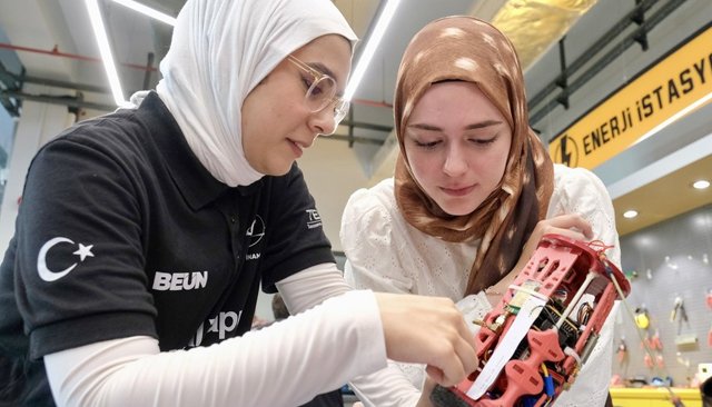BEUN MİLLİ TEKNOLOJİ ATÖLYESİ  ÖĞRENCİLERİN KULLANIMINA AÇILDI