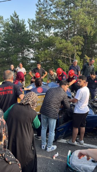 İŞÇİ SERVİSİ İLE OTOMOBİL ÇARPIŞTI: 1´İ AĞIR 4 YARALI - 1