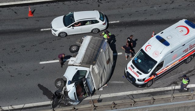 KAMYONET VE TIRLAR ÇARPIŞTI