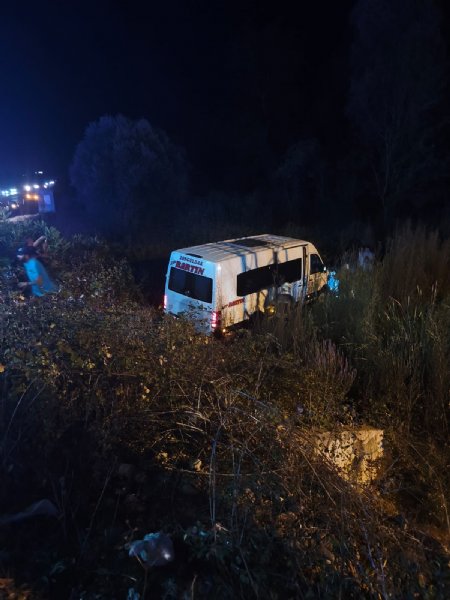 YOLCU MİNİBÜSÜ İLE OTOMOBİL  ÇARPIŞTI: 11 YARALI - 2