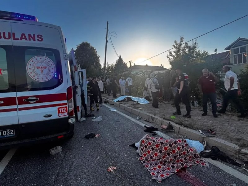 AKÇAKOCA-ALAPLI YOLUNDA FECİ KAZA: TIR ARACI EZDİ, ÖLÜ VE YARALILAR VAR - 6