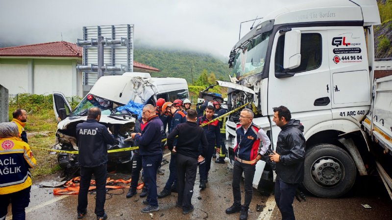BİR SAAT ARAYLA İKİ KAZA:  2 ÖLÜ, 17 YARALI - 2