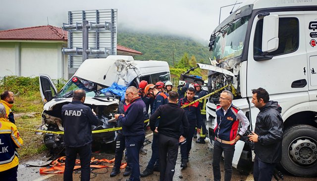 BİR SAAT ARAYLA İKİ KAZA:  2 ÖLÜ, 17 YARALI