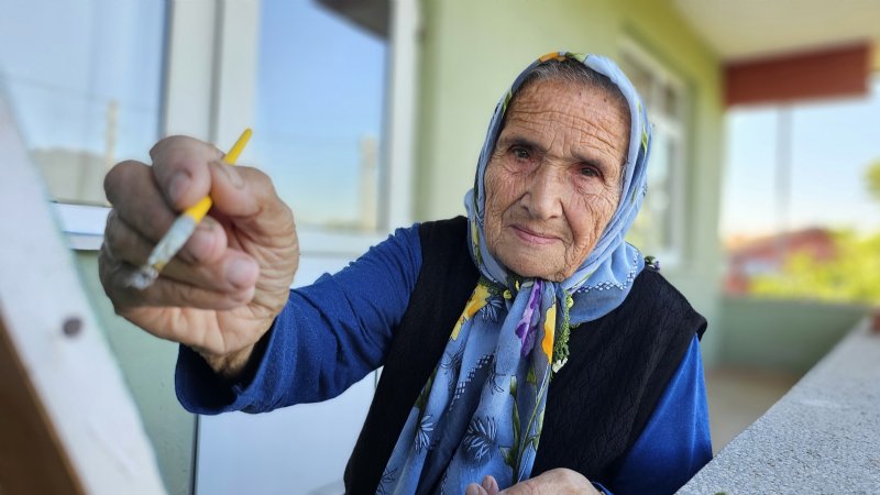 O, RESİM YAPARKEN  DÜNYAYI UNUTUYOR - 2