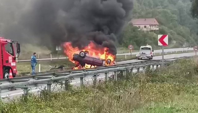 Takla atan otomobil alevlere teslim oldu: 1 yaralı