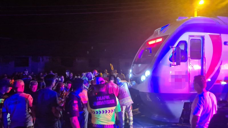 TREN OTOMOBİLLE ÇARPIŞTI: 5 YARALI - 2