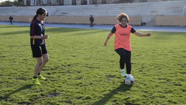 İranlı kadın hemşire, futbol yeteneğiyle göz dolduruyor