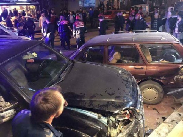 Erdemir Caddesinde kaza: 3 yaralı