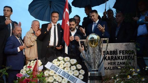 Beşiktaş, şampiyonluk kupasını Vefa Müdüre getirdi