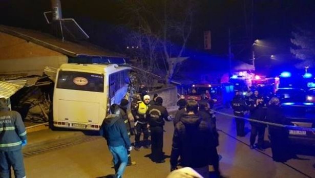 Freni patlayan servis midibüsü eve girdi: 4 ölü 2 yaralı